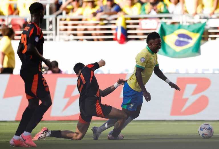 var-errou-em-penalti-nao-marcado-em-vinicius-jr.,-admite-conmebol